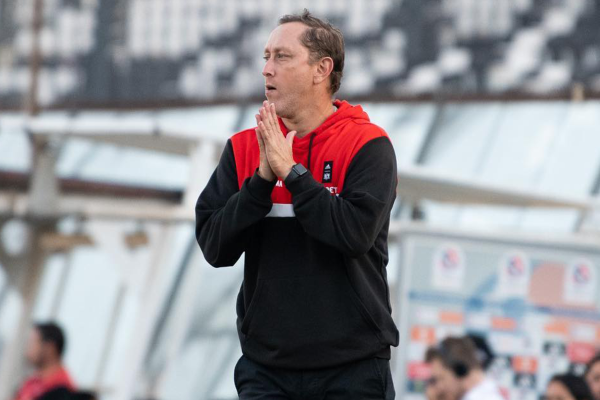 Primer plano a Luis Mena en su etapa como entrenador de Colo-Colo Femenino en el Estadio Monumental.