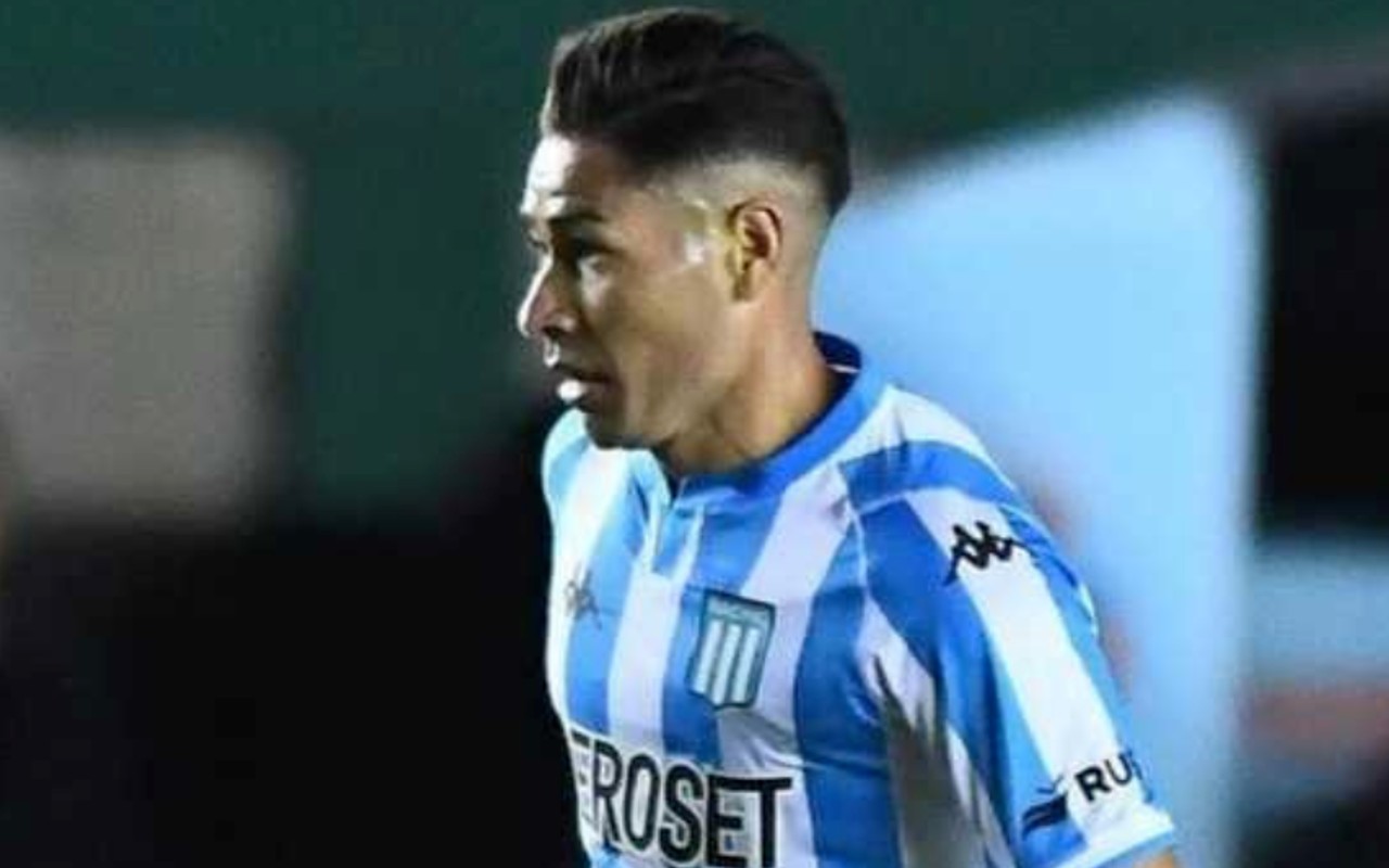 Primer plano de Óscar Opazo con la camiseta de Racing Club