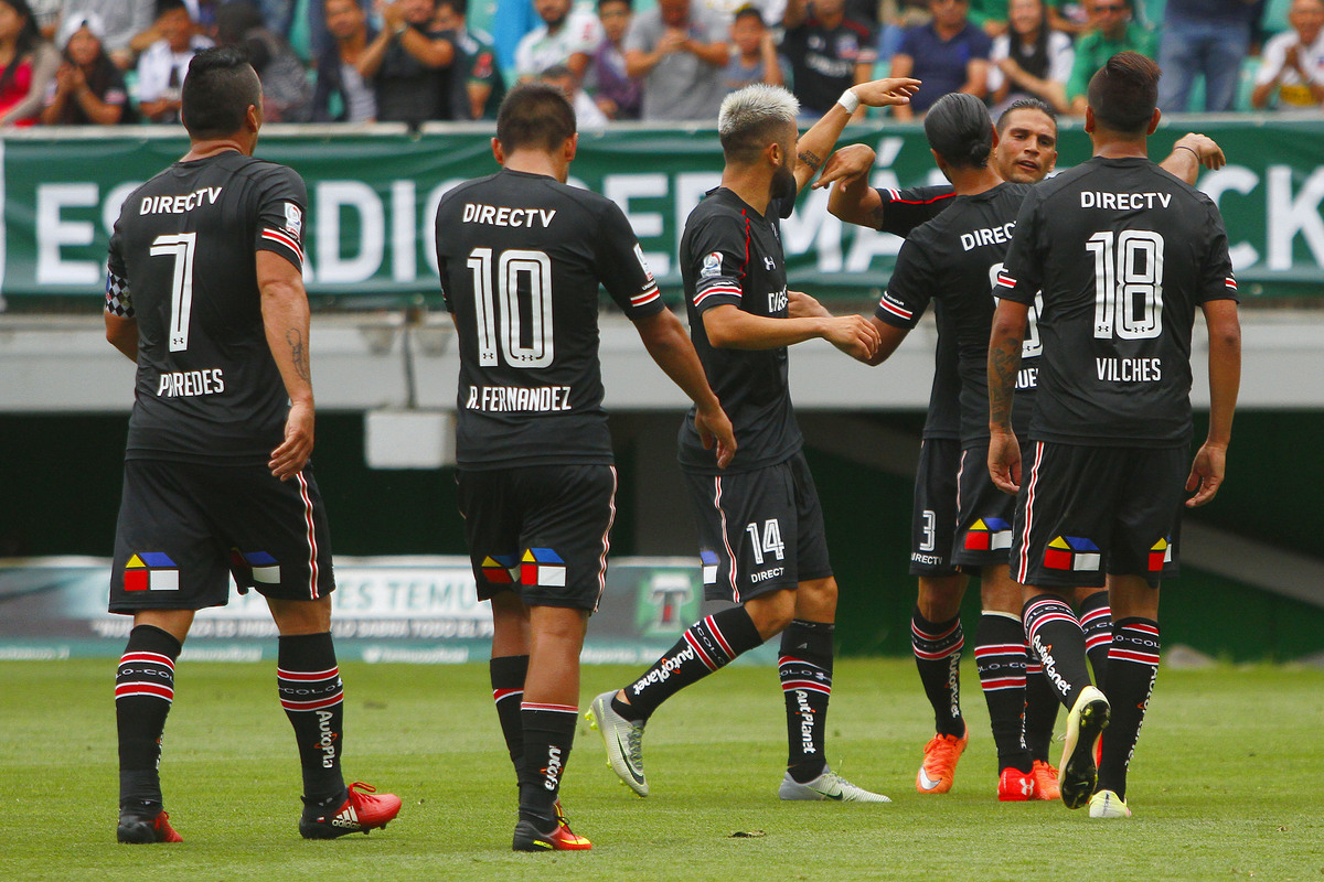 Plantel de Colo-Colo celebrando un gol de Andrés Vilches en el Estadio Germán Becker ante Deportes Temuco.