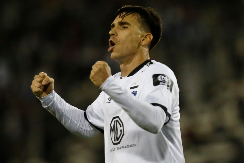 Pablo Mouche festejando un gol con la camiseta de Colo-Colo.