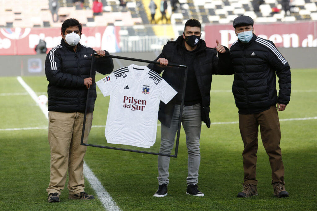 Homenaje a Gonzalo Fierro por su aporte a Colo-Colo en el Estadio Monumental.