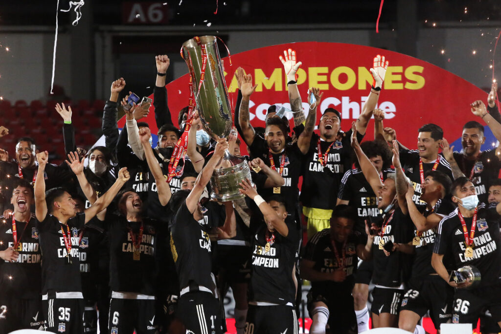 Colo-Colo celebrando la obtención de la 13va Copa Chile