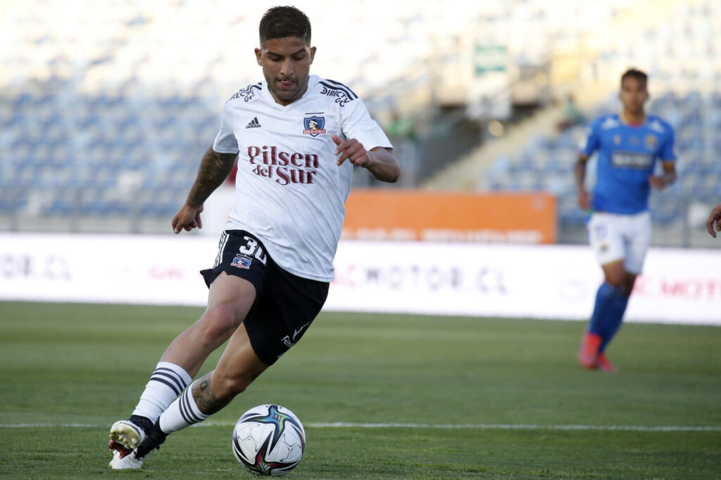 Ignacio Jara jugando el partido de Colo-Colo vs Audax Italiano, donde los Albos tuvieron que alinear muchos futbolistas jóvenes.