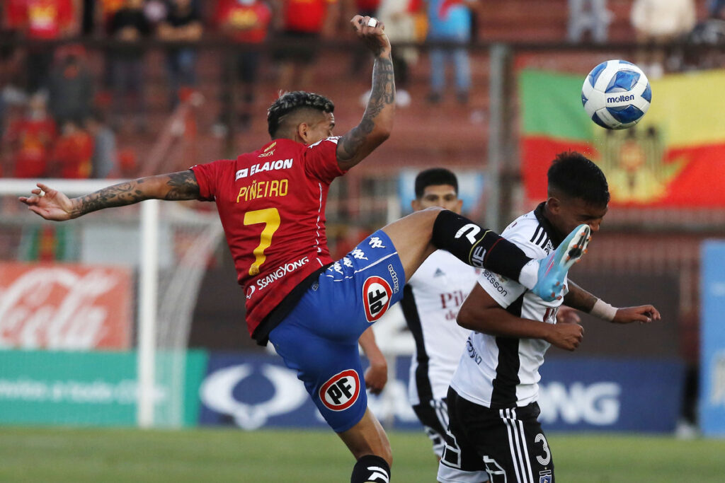 Rodrigo Piñeiro enfrentando a Colo-Colo en el Estadio Santa Laura.