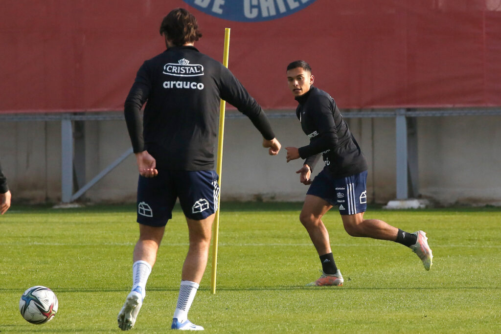 Nayel Mehssatou entrenado con la Selección Chilena en Juan Pinto Durán.