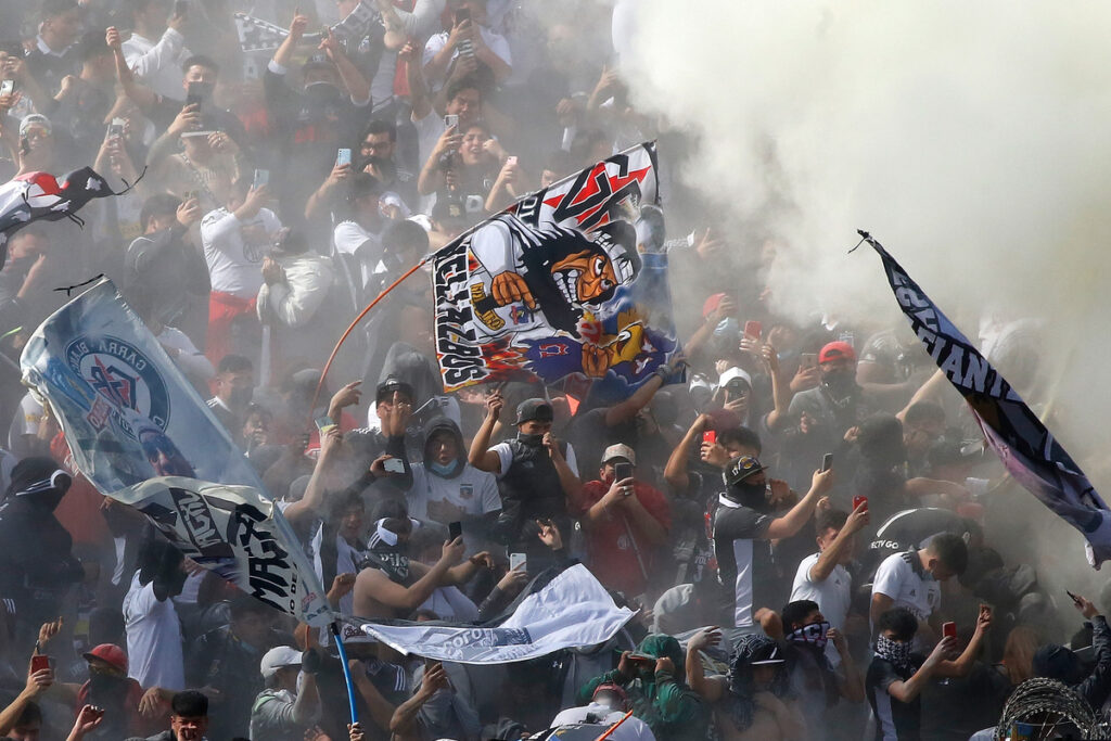 Garra Blanca apoyando a Colo-Colo en un arengazo en el Estadio Monumental.