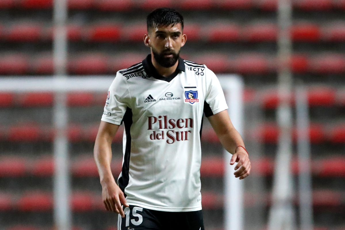 Emiliano Amor defendiendo la camiseta de Colo-Colo.