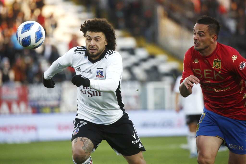 Maximiliano Falcón disputa un balón con Octavio Rivero en el partido de Colo-Colo vs Unión Española.