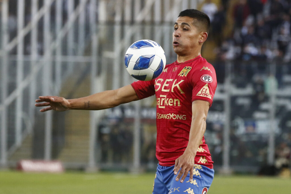 Luis Pavez Muñoz enfrentando a Colo-Colo con la camiseta de Unión Española.