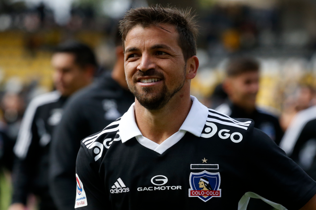 Gabriel Costa sonriendo mientras defiende la camiseta de Colo-Colo durante la temporada 2022.