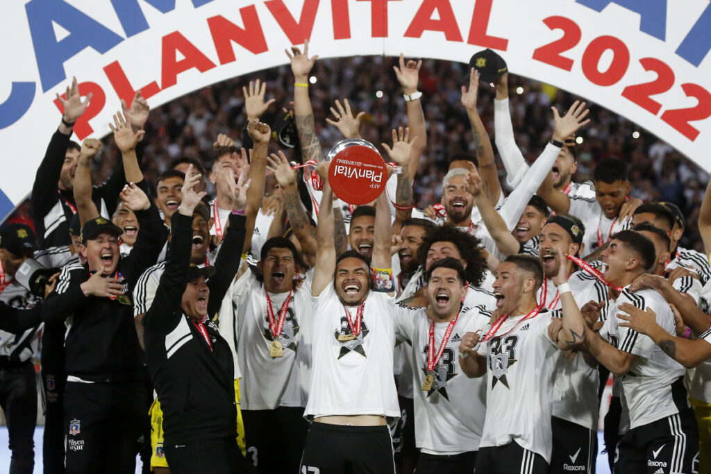 Gabriel Suazo levantando la copa de campeón del Torneo 2023 junto al plantel de Colo-Colo