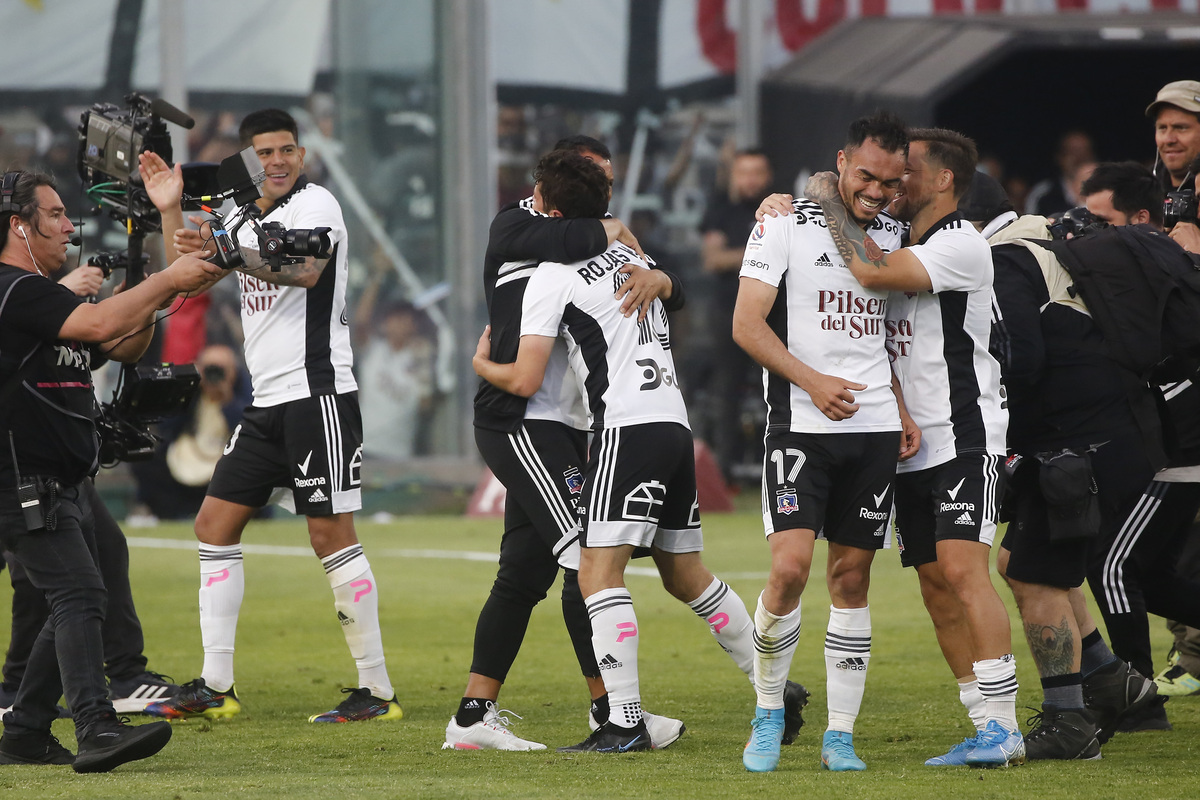 Marco Rojas celebrando el 2-0 ante O'Higgins de Rancagua, cuyo resultado le permitió a Colo-Colo conquistar el título del Campeonato Nacional 2022.