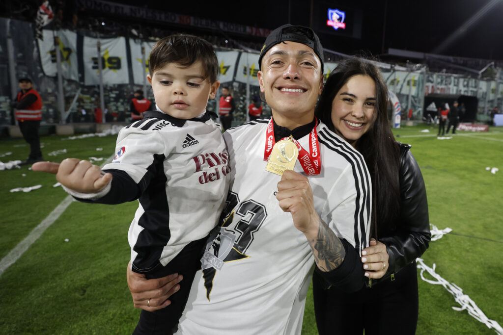 Cristián Zavala celebrando el título de campeón con Colo-Colo en 2022.