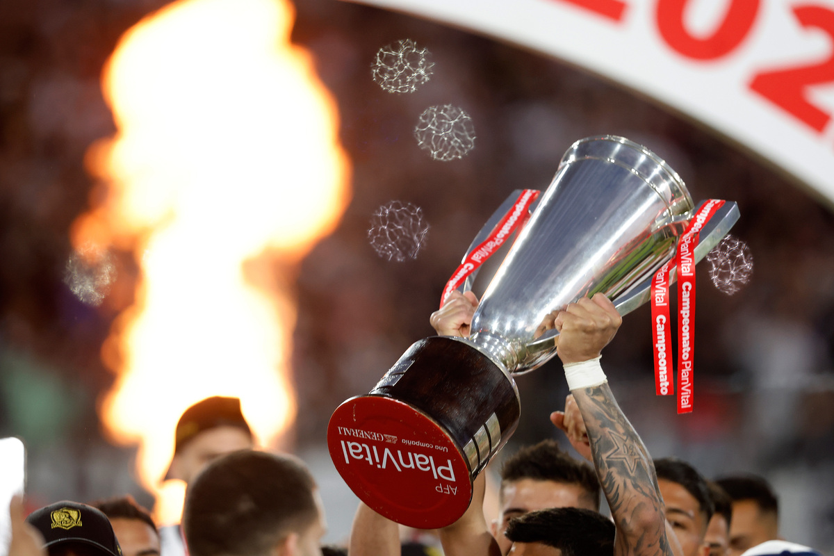Copa Huemul de Plata siendo levantado por equipo tras obtener el título de campeón de la Primera División del Fútbol Chileno.