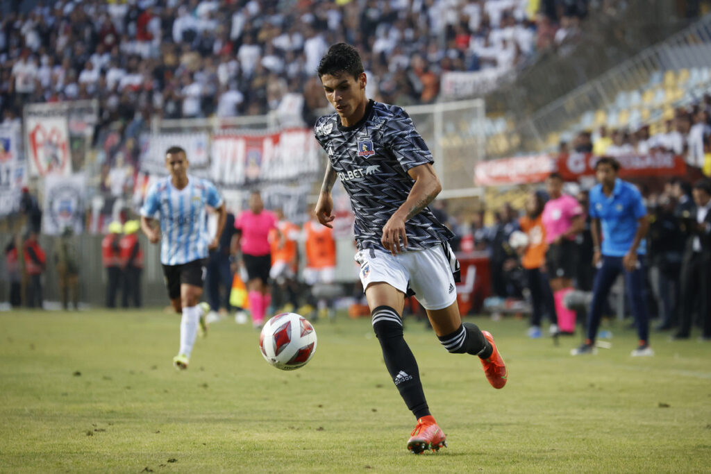 Erick Wiemberg enfrentando a Magallanes por la Supercopa 2023, en su debut con la camiseta de Colo-Colo.