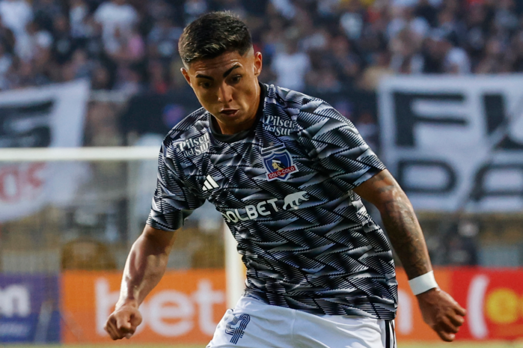 Jordhy Thompson jugando con la camiseta de Colo-Colo en la final de la Supercopa Chile 2023 ante Magallanes.