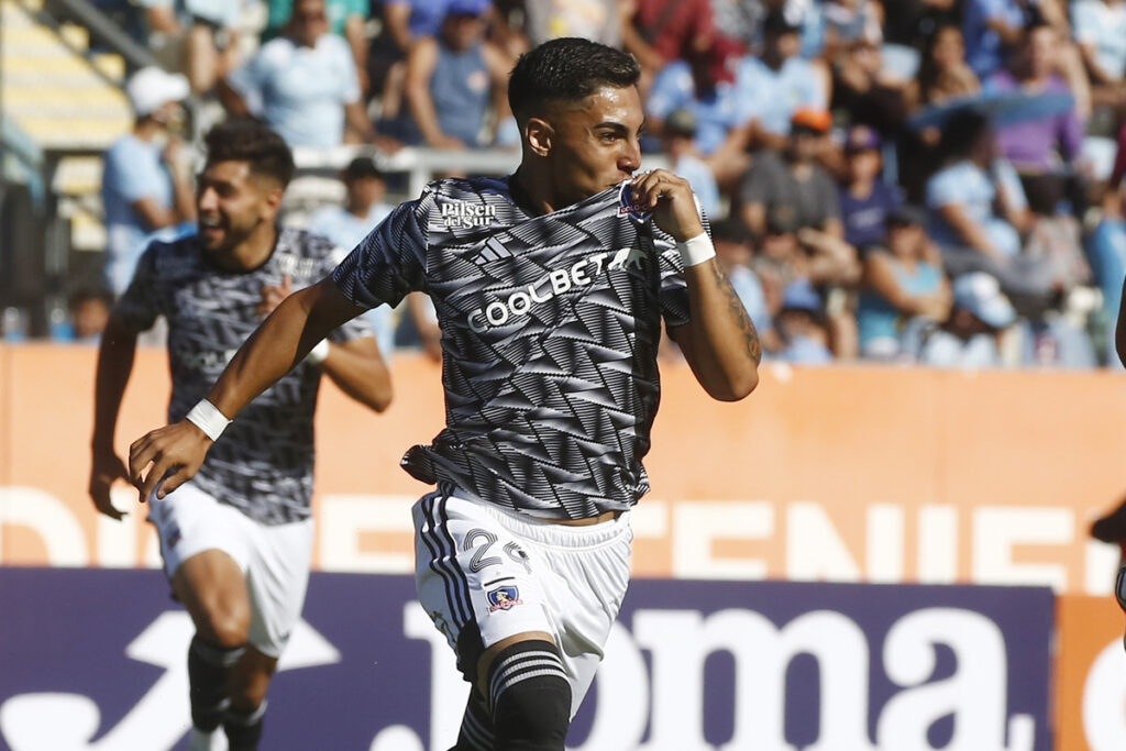 Jordhy Thompson celebrando el gol que le hizo a O´Higgins.