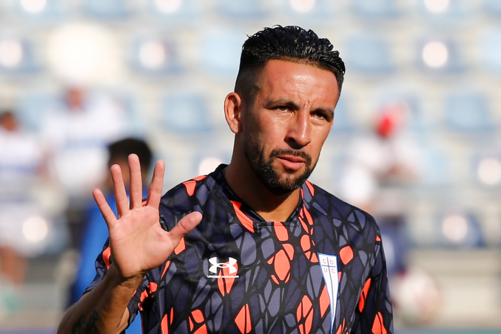 Mauricio Isla defendiendo la camiseta de Universidad Católica saludo a algunos fanáticos.