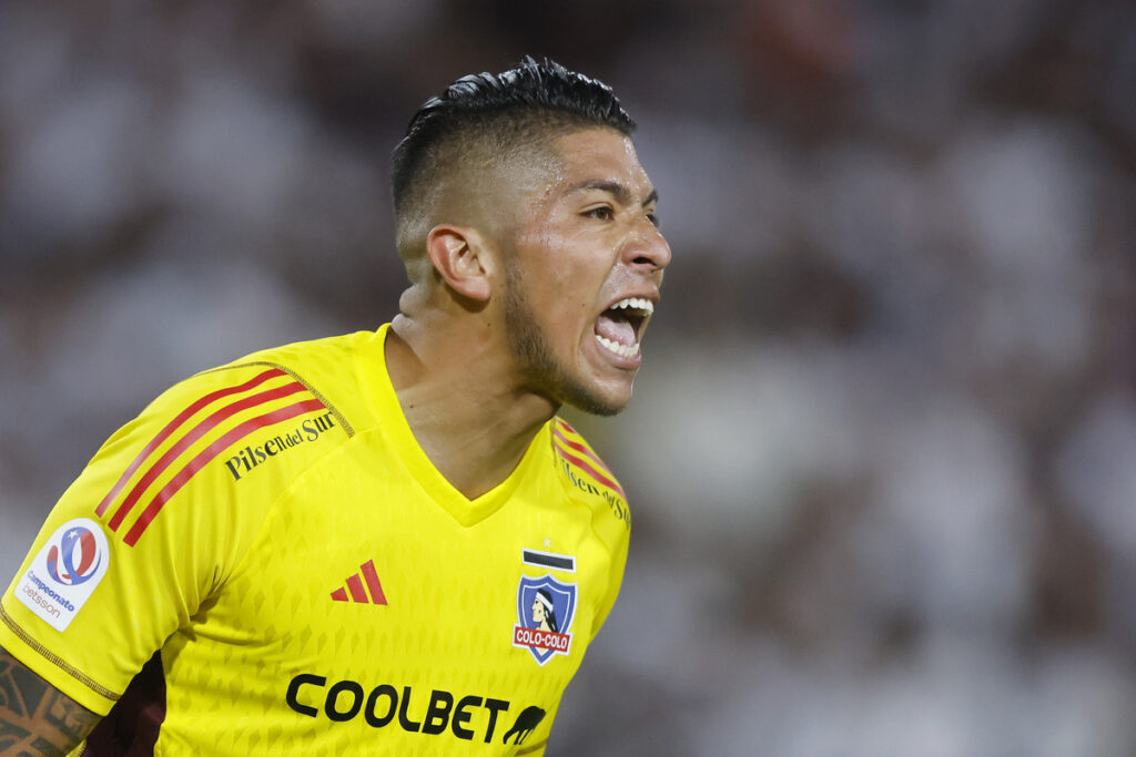 Brayan Cortés eufórico defendiendo la camiseta de Colo-Colo.