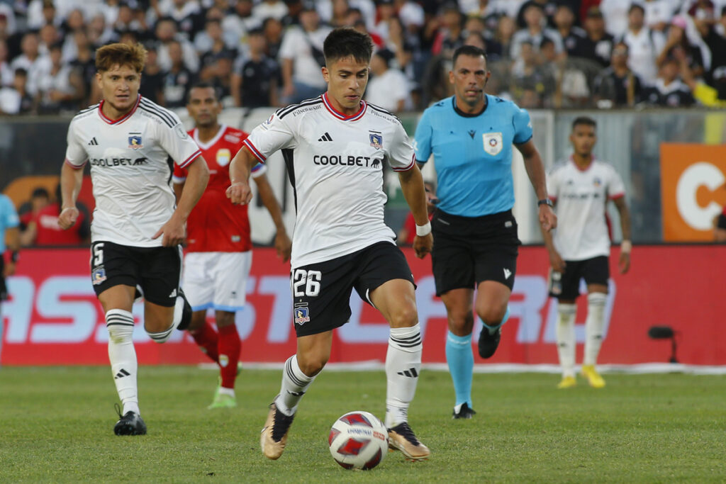 Matías Moya jugando con la camiseta de Colo-Colo