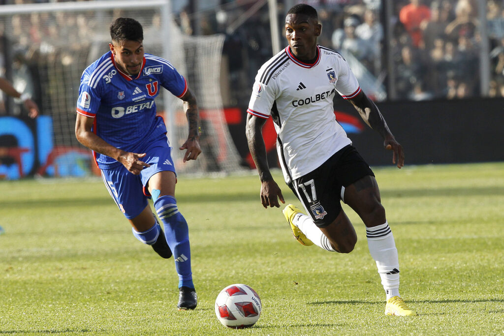 Fabián Castillo disputando el Superclásico frente a la Universidad de Chile