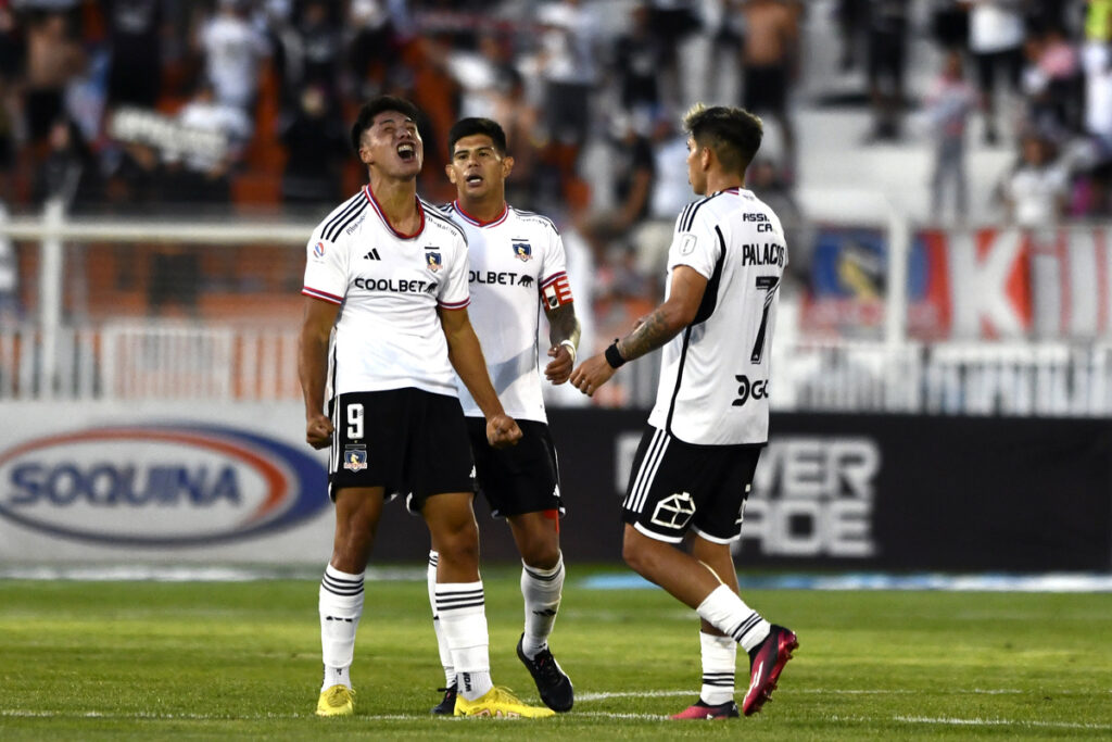 Damián Pizarro celebrando su primer gol con la camiseta de Colo-Colo