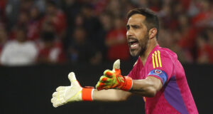 Claudio Bravo con los brazos en alto pidiendo una explicación en el duelo entre Chile y Paraguay rumbo al Mundial de Qatar 2022.