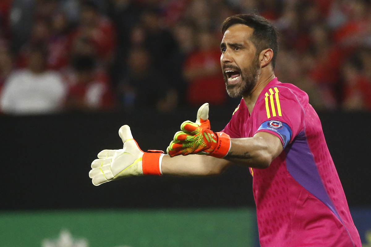 Claudio Bravo con los brazos en alto pidiendo una explicación en el duelo entre Chile y Paraguay rumbo al Mundial de Qatar 2022.