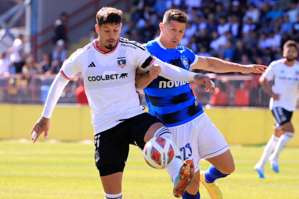 Matías de los Santos enfrentando a Huachipato antes de salir lesionado del terreno de juego.