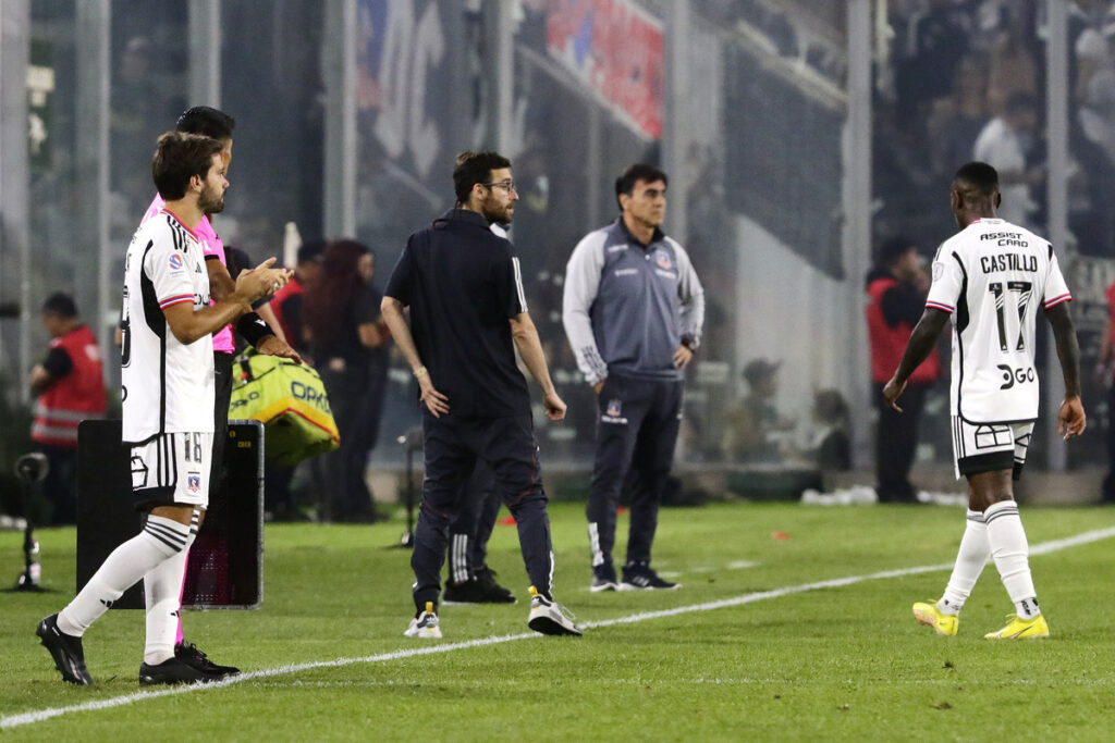 Fabián Castillo es sustituido por Agustín Bouzat, tras sufrir una complicada lesión en el partido de Copa Chile frente a Santiago City en el Estadio Monumental.