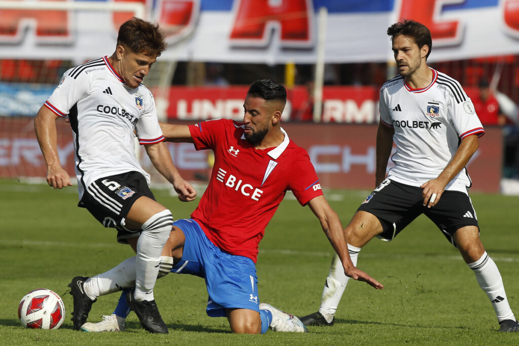 Mauricio Isla enfrentando a Colo-Colo con la camiseta de Universidad Católica.