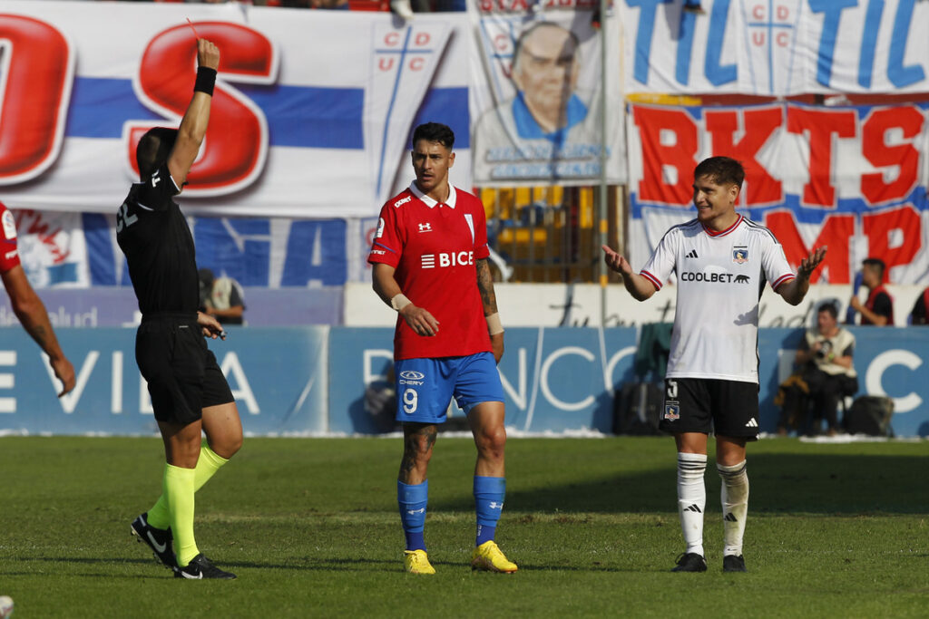 Leonardo Gil siendo expulsado por un codazo frente a Ignacio Saavedra, en el partido de Colo-Colo frente a la Universidad Católica