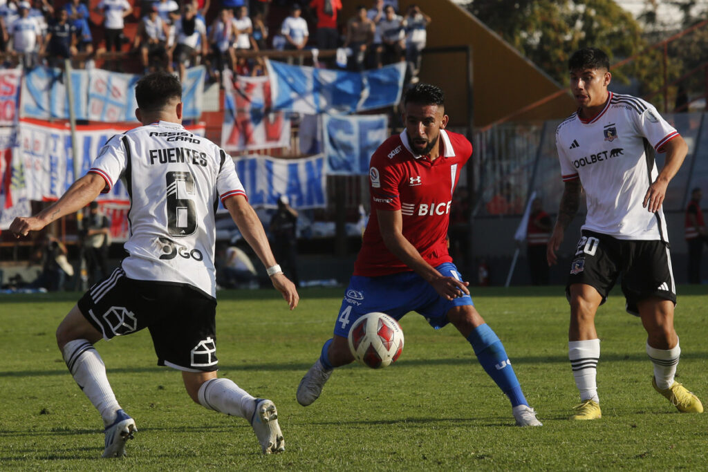 Mauricio Isla enfrentando a Colo-Colo en el Clásico frente a la Universidad Católica en el Estadio Santa Laura.