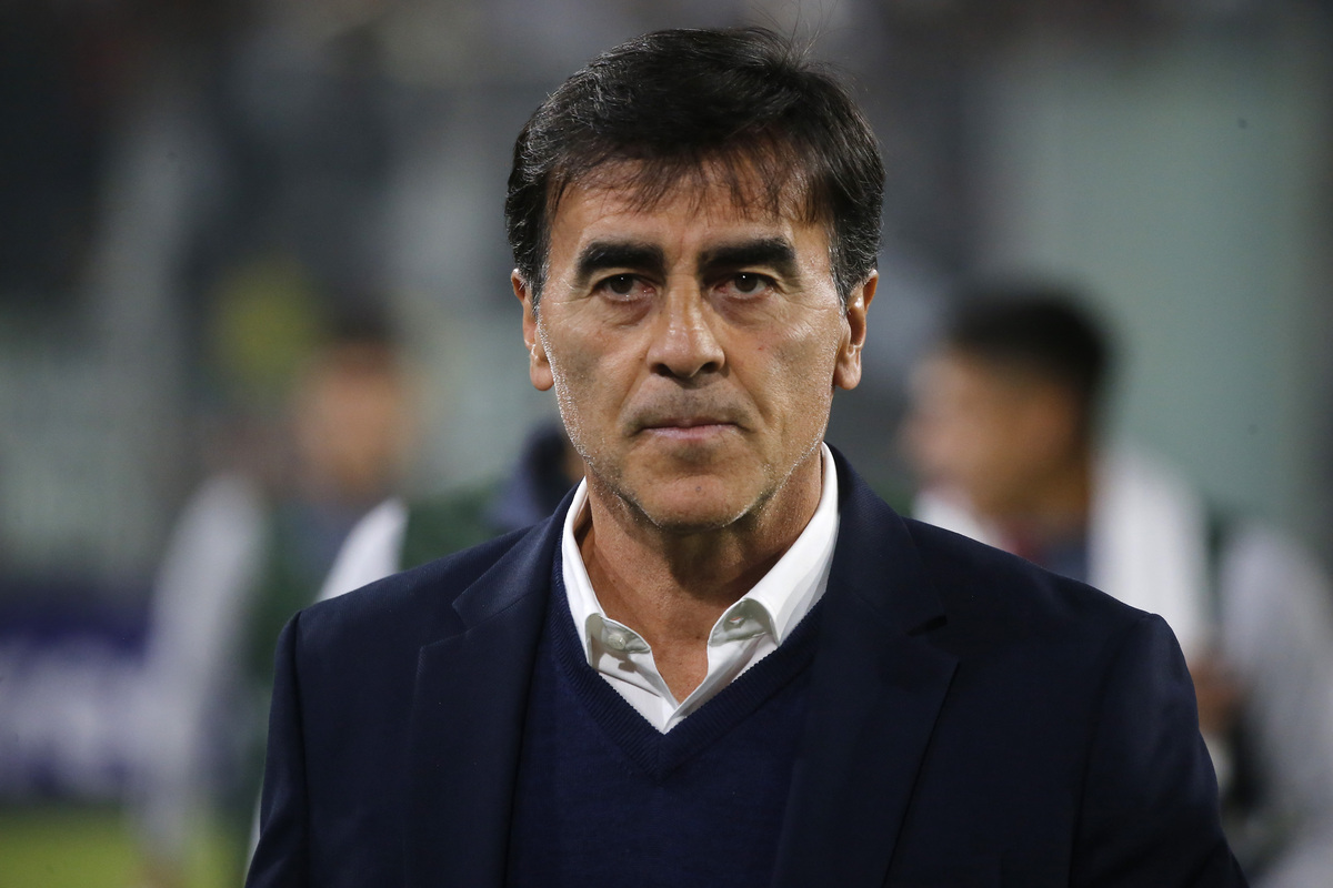 Gustavo Quinteros retirándose del terreno de juego, en el partido de Colo-Colo frente a Monagas por Copa Libertadores.