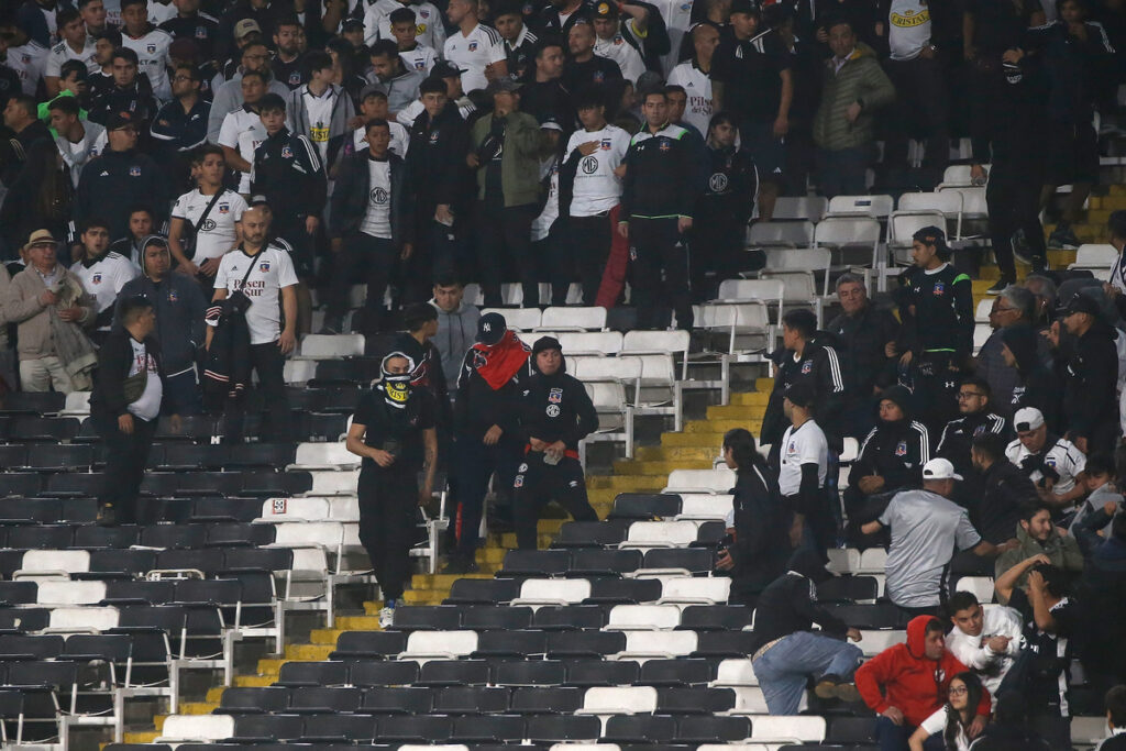 Hinchas de Colo-Colo en la pelea protagonizada en el partido frentr a Monagas.