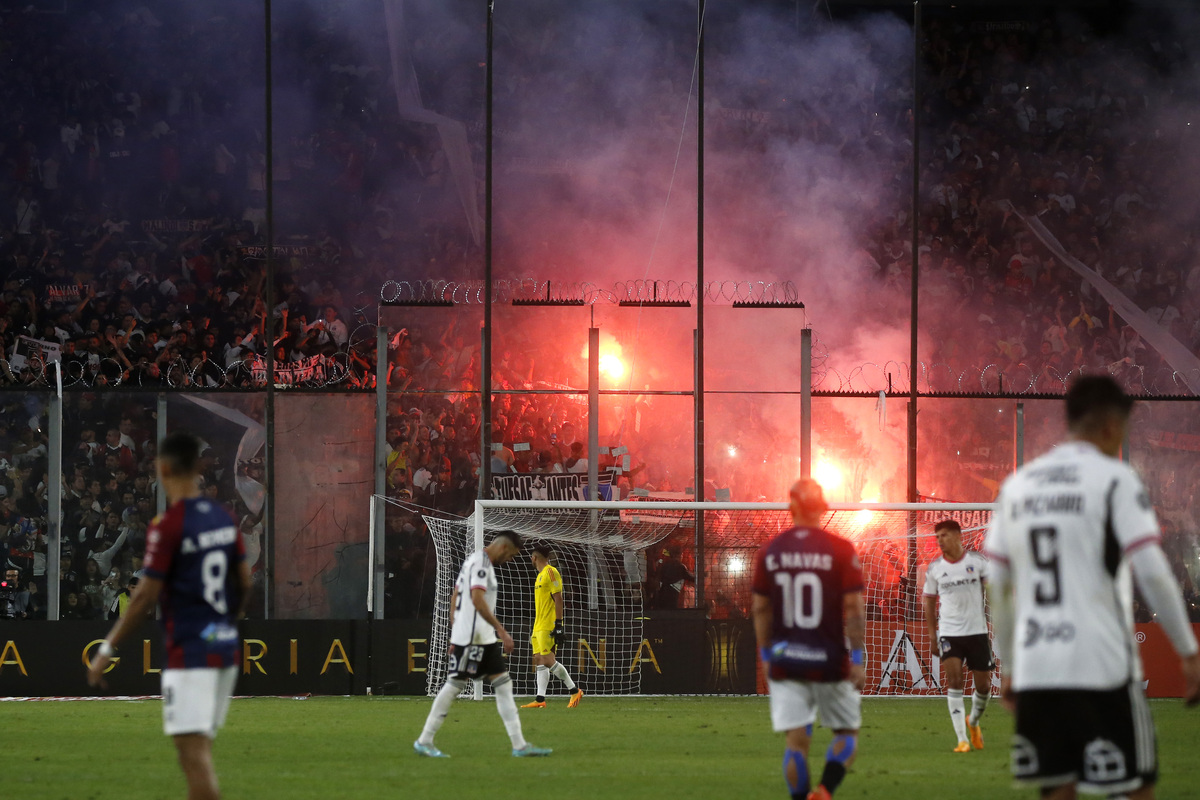 Bengalas prendidas durante el partidos de Colo-Colo vs Monagas