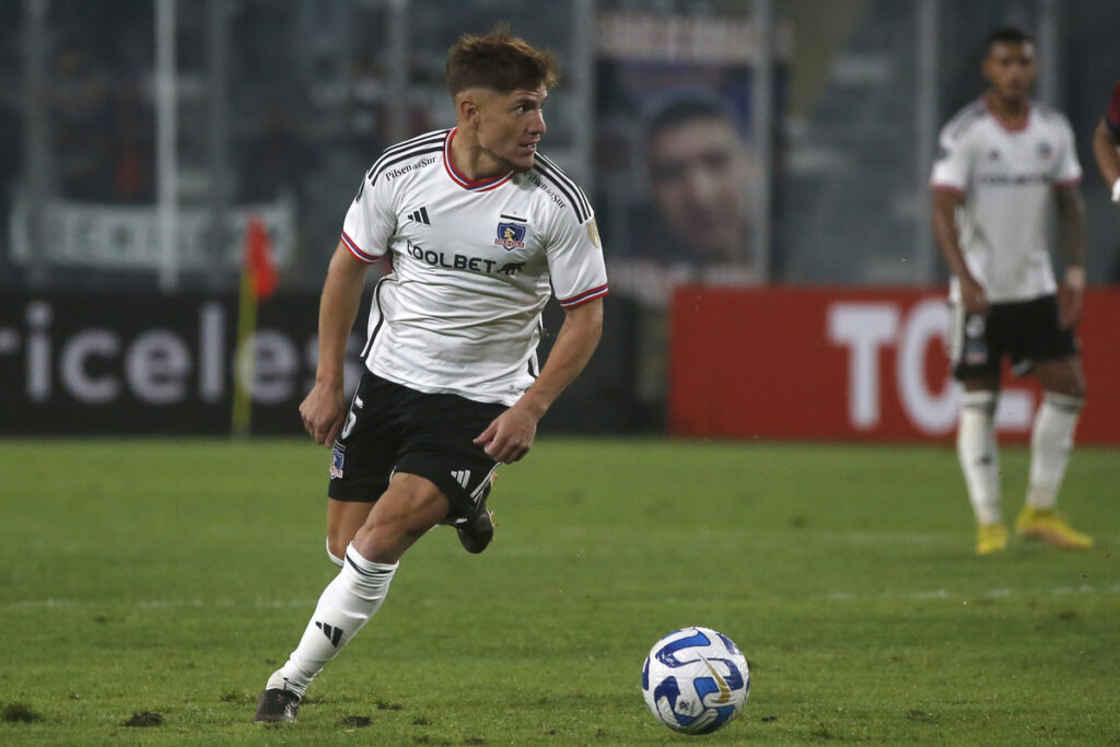 Leonardo Gil enfrentando a Monagas, en el primer partido de Colo-Colo en el Estadio Monumental por la Copa Libertadores 2023