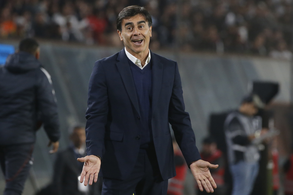 Gustavo Quinteros junto al banco de suplentes de Colo-Colo, en el partido frente a Momagas por Copa Libertadores.