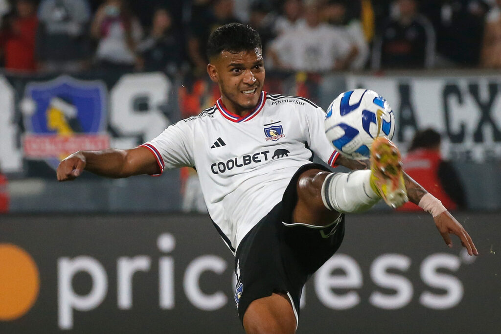 Daniel Gutiérrez tratando de controlar un balón con la camiseta de Colo-Colo.