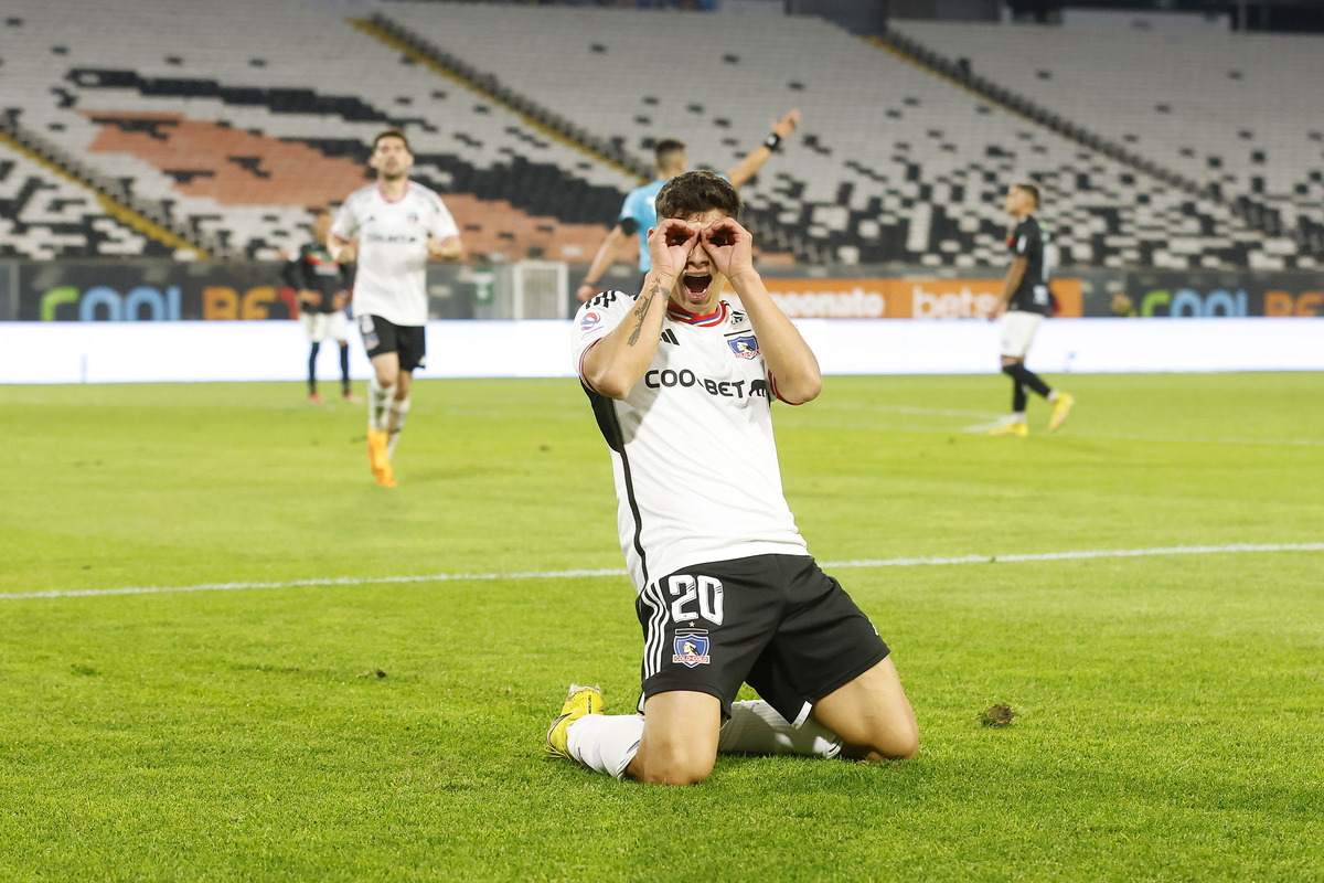 Alexander Oroz celebrando su gol, que decretó el 3-1 definitivo con que Colo-Colo venció a Palestino en el Estadio Monumental.