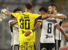 Fernando de Paul, Esteban Pavez y Ramiro González festejan el triunfo de Colo-Colo sobre Palestino en el Estadio Monumental.