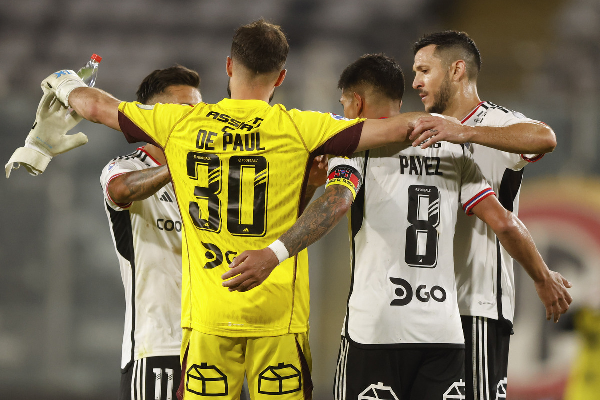 Fernando de Paul, Esteban Pavez y Ramiro González festejan el triunfo de Colo-Colo sobre Palestino en el Estadio Monumental.