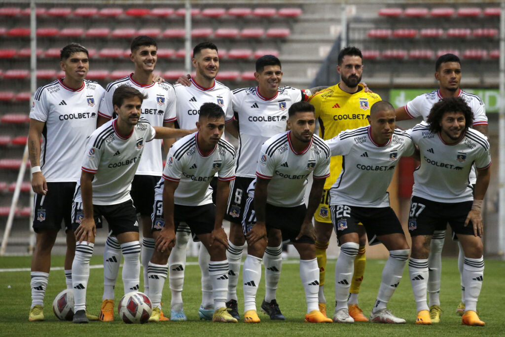 Once titular de Colo-Colo formados para tomarse la fotografía oficial ante Unión la Calera. En la parte de arriba y de izquierda a derecha se puede ver a Carlos Palacios, Bruno Gutiérrez, Ramiro González, Esteban Pavez, Fernando de Paul y Daniel Gutiérrez. Mientras que abajo de derecha a izquierda se observa a Maximiliano Falcón, Leandro Benegas, Marcos Bolados, Vicente Pizarro y Agustín Bouzat.