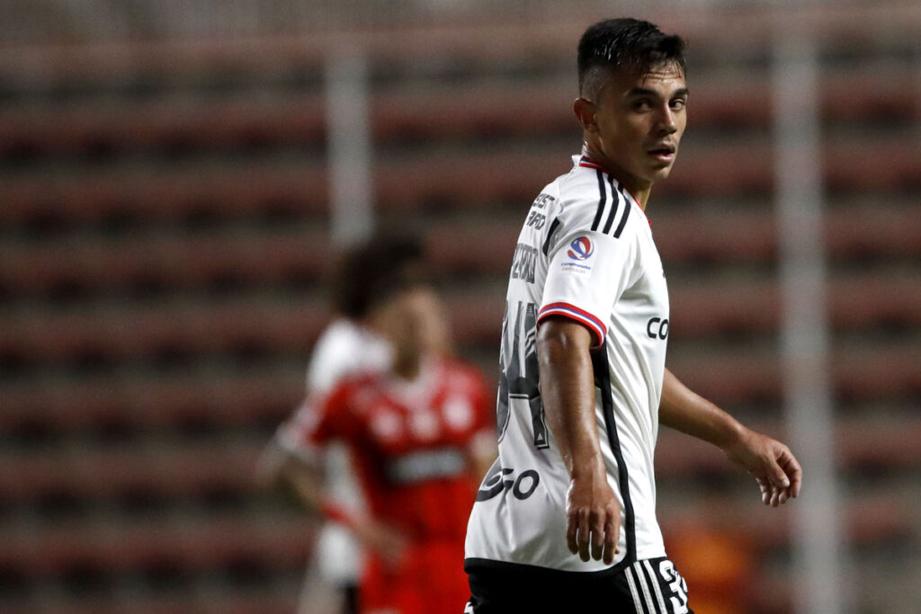 Vicente Pizarro jugando el partido de Colo-Colo vs Unión la Calera en el Estadio Nicolás Chahuán Nazar.