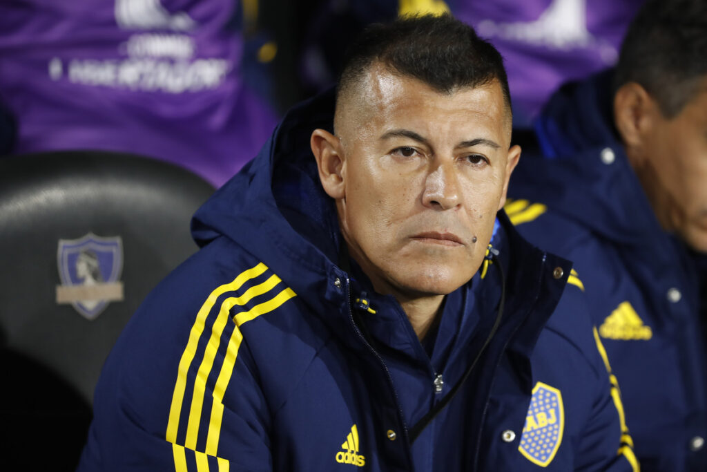 Jorge Almirón con la mirada pensativa en el medio del duelo entre Colo-Colo y Boca Juniors por el grupo F de la Copa Libertadores 2023.