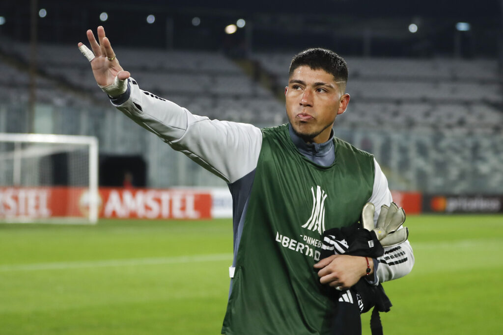 Brayan Cortés saludando al público del Estadio Monumental en el partido de Colo-Colo y Boca Juniors, válido por la tercera fecha del Grupo F de la Copa Libertadores.