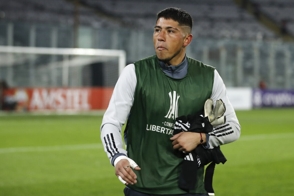 Brayan Cortés en el banco de suplentes, durante el partido de Colo-Colo frente a Boca Juniors por Copa Libertadores