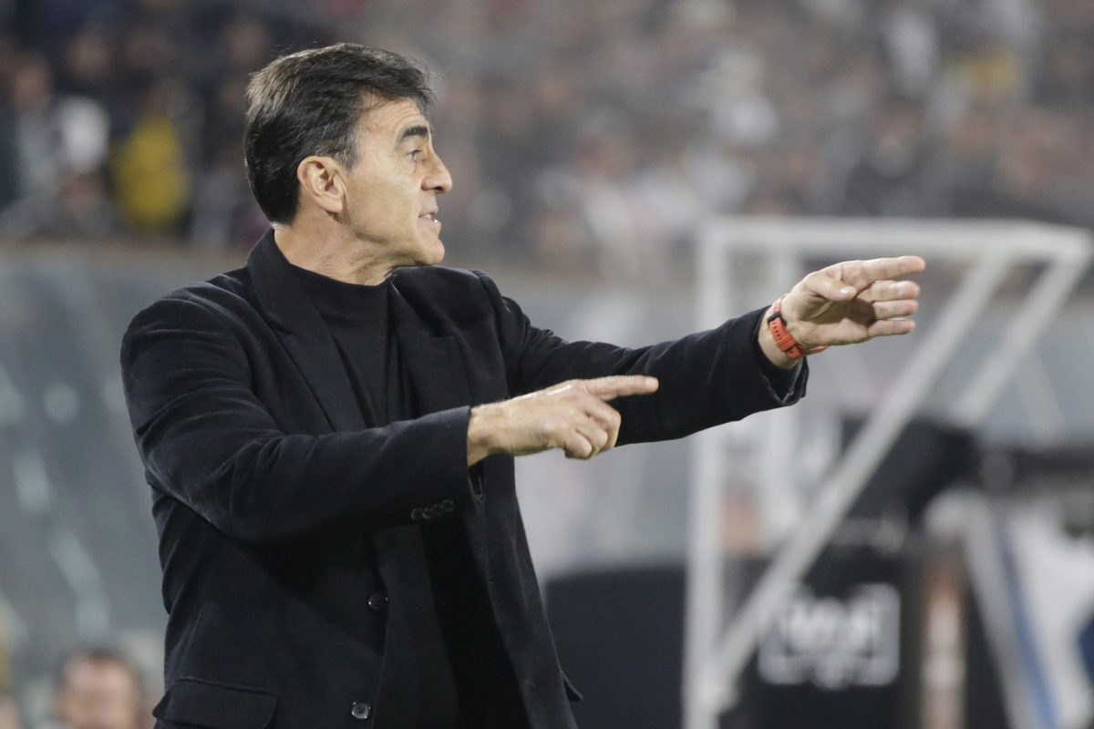 El entrenador de Colo-Colo, Gustavo Quinteros da instrucciones durante el partido frente a Boca Juniors por Coa Libertadores.