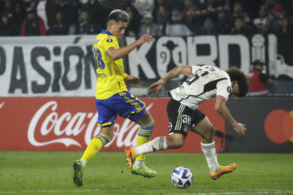 Maximiliano Falcón perdió el balón en la salida, ocasionando el segundo gol de Boca Juniors frente a Colo-Colo.