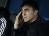 Gustavo Quinteros sentado en la banca de suplentes y con la mano en la cabeza durante el duelo ante Boca Juniors por la Copa Libertadores 2023